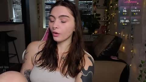 Snapshot of dorfmatratze_ chatting on November 25, 8:03 am Alice online show from November 25, 8:03 am