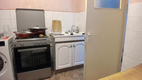 Snapshot of doriancretu95 chatting on December 14, 7:25 pm menu below online show from December 14, 7:25 pm