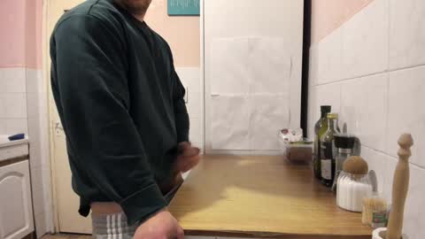 Snapshot of doriancretu95 chatting on February 7, 4:03 pm menu below online show from February 7, 4:03 pm