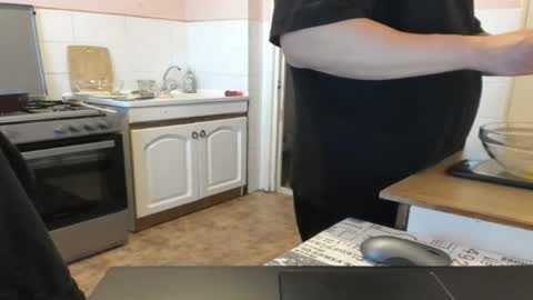 Snapshot of doriancretu95 chatting on May 9, 12:54 pm menu below online show from May 9, 12:54 pm