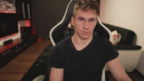 Dorian Reyes online show from December 3, 1:02 am