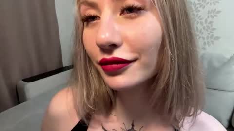 Snapshot of dorielathern chatting on December 13, 7:53 pm Dori online show from December 13, 7:53 pm