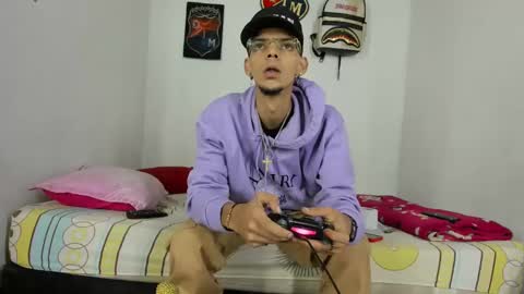 Snapshot of douglas_gallegos chatting on December 3, 3:20 am douglas_gallegos online show from December 3, 3:20 am