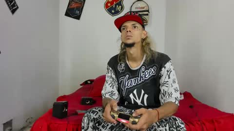 Snapshot of douglas_gallegos chatting on February 27, 7:44 am douglas_gallegos online show from February 27, 7:44 am