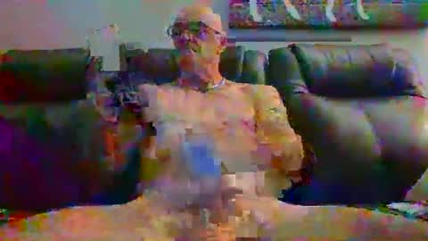 Snapshot of doum1122 chatting on December 11, 2:52 am doum1122 online show from December 11, 2:52 am