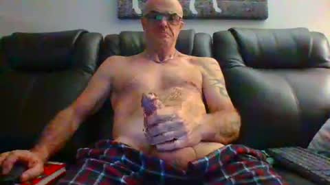 Snapshot of doum1122 chatting on February 24, 2:51 am doum1122 online show from February 24, 2:51 am