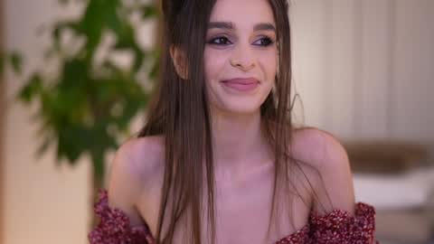 Snapshot of dovia chatting on December 17, 8:09 am . . online show from December 17, 8:09 am