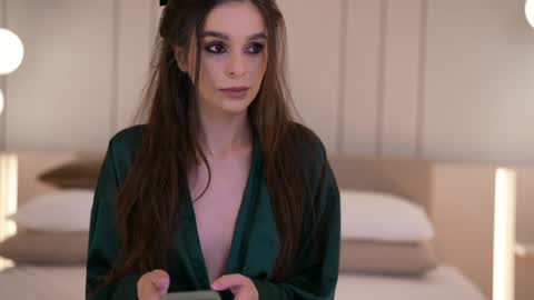 Snapshot of dovia chatting on December 21, 7:59 am . . online show from December 21, 7:59 am