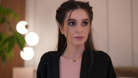 Snapshot of dovia chatting on February 15, 8:13 am . . online show from February 15, 8:13 am