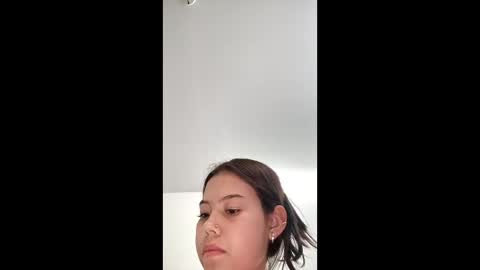 Snapshot of draculaura_x chatting on April 2, 4:10 am Laura online show from April 2, 4:10 am