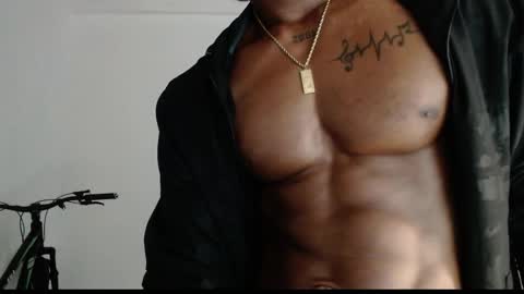Snapshot of drake_brown_23 chatting on June 3, 1:25 pm Drake 23 online show from June 3, 1:25 pm