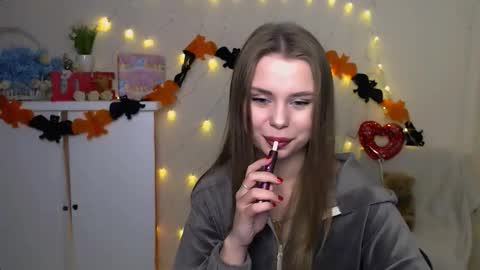 Snapshot of dream_mari chatting on October 15, 6:13 am Mari online show from October 15, 6:13 am