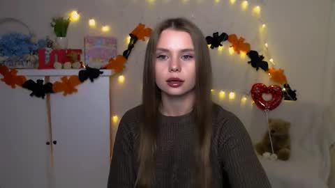 Snapshot of dream_mari chatting on October 19, 6:36 am Mari online show from October 19, 6:36 am