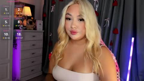 Snapshot of dreamaise chatting on May 17, 2:46 pm Mary pvt open use pink and blue app lovense online show from May 17, 2:46 pm