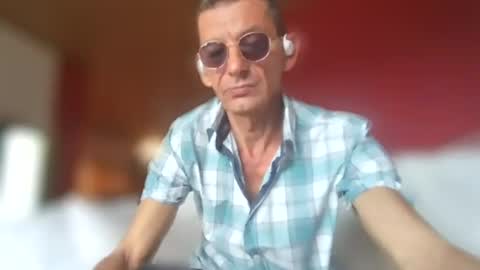 Snapshot of dreambob chatting on July 9, 8:07 am Dreambob online show from July 9, 8:07 am
