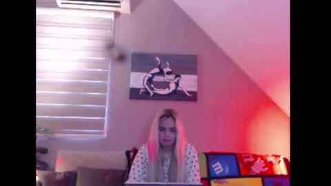 A girl online show from November 26, 7:42 am