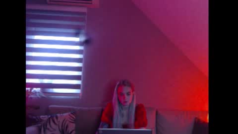 A girl online show from December 23, 7:50 am