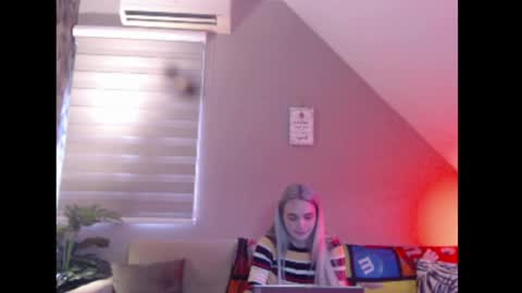 Snapshot of dreamcatcherfantasy chatting on March 26, 8:31 am A girl online show from March 26, 8:31 am
