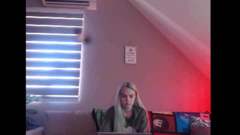 Snapshot of dreamcatcherfantasy chatting on April 7, 7:31 am A girl online show from April 7, 7:31 am