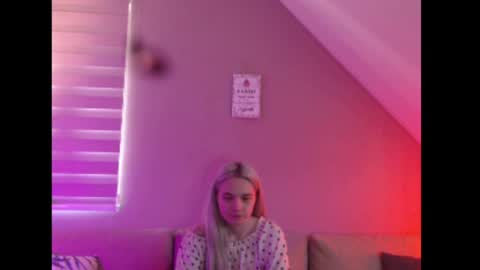 Snapshot of dreamcatcherfantasy chatting on April 22, 7:33 am A girl online show from April 22, 7:33 am