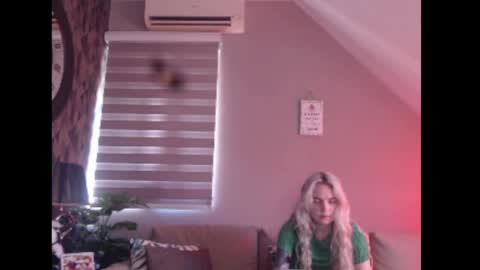 Snapshot of dreamcatcherfantasy chatting on April 24, 7:33 am A girl online show from April 24, 7:33 am