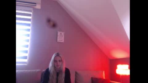 Snapshot of dreamcatcherfantasy chatting on April 27, 7:28 am A girl online show from April 27, 7:28 am