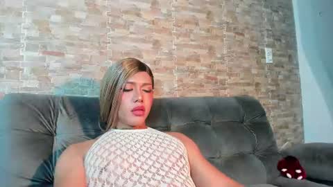 Snapshot of dreams_chloe chatting on June 14, 12:19 am dreams_chloe online show from June 14, 12:19 am