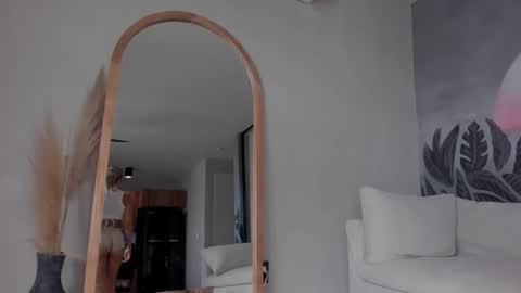 Snapshot of dreamyylilah chatting on February 28, 5:37 pm Lilah  online show from February 28, 5:37 pm