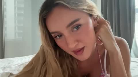 Snapshot of dreamyylilah chatting on May 8, 11:32 pm Lilah online show from May 8, 11:32 pm