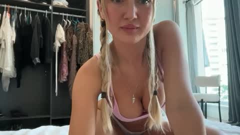 Snapshot of dreamyylilah chatting on May 11, 11:13 pm Lilah online show from May 11, 11:13 pm