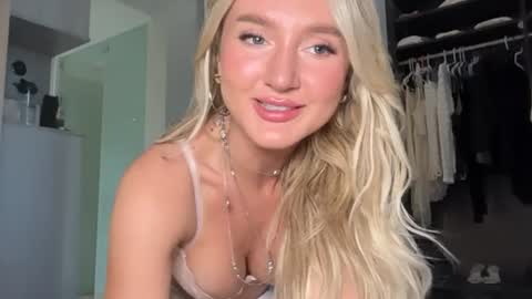 Snapshot of dreamyylilah chatting on June 20, 12:03 am Lilah online show from June 20, 12:03 am