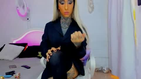 drippyorlove online show from November 14, 1:43 pm