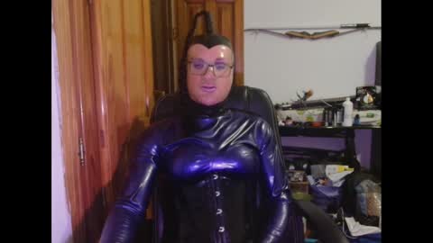 Snapshot of drone1397 chatting on December 5, 11:40 pm Drone1397 online show from December 5, 11:40 pm