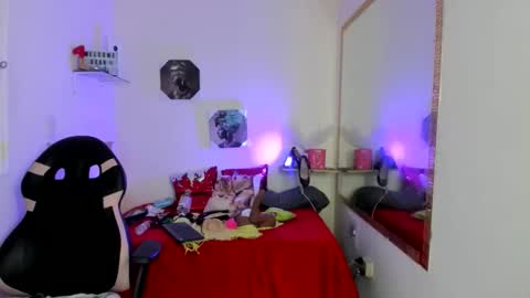 Snapshot of dulce_luna_small chatting on June 3, 2:33 pm DULCE online show from June 3, 2:33 pm