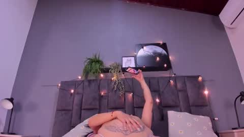 Snapshot of dulceaurora_ chatting on November 4, 2:43 am DULCE AURORA online show from November 4, 2:43 am