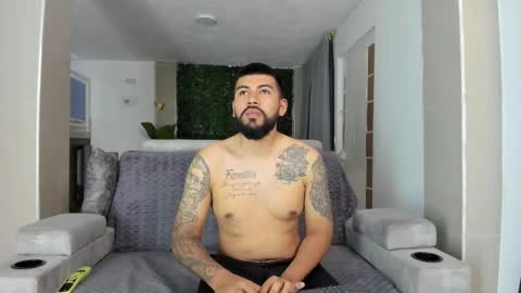 Snapshot of dulceromance chatting on November 18, 3:01 am Jlozada05 online show from November 18, 3:01 am