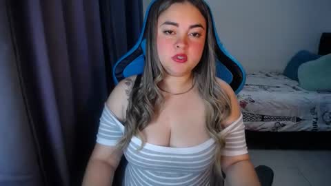 Snapshot of dumont_model chatting on February 2, 9:40 am Nicole   online show from February 2, 9:40 am