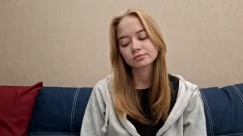 Snapshot of dustidickirson chatting on October 19, 11:44 am Alisa online show from October 19, 11:44 am