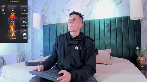 Snapshot of dustin_sonne chatting on October 26, 3:34 am Dustin Sonne online show from October 26, 3:34 am