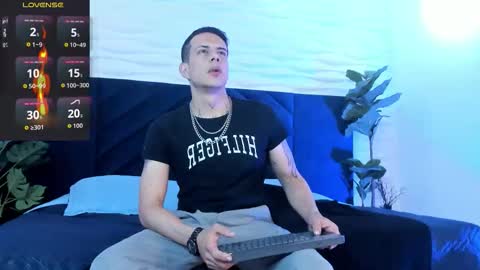 Snapshot of dustin_sonne chatting on November 9, 3:38 am Dustin Sonne online show from November 9, 3:38 am