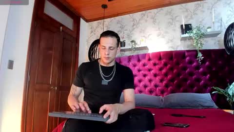 Snapshot of dustin_sonne chatting on November 11, 4:01 am Dustin Sonne online show from November 11, 4:01 am