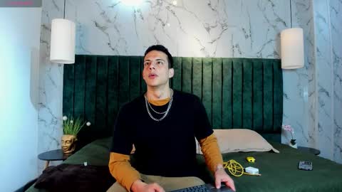 Snapshot of dustin_sonne chatting on November 23, 3:39 am Dustin Sonne online show from November 23, 3:39 am