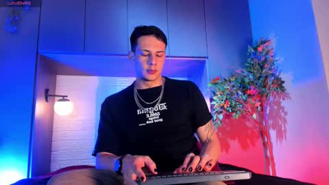 Snapshot of dustin_sonne chatting on December 14, 3:45 am Dustin Sonne online show from December 14, 3:45 am