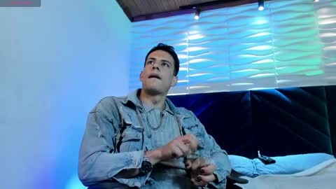 Snapshot of dustin_sonne chatting on May 18, 3:35 am Dustin Sonne online show from May 18, 3:35 am