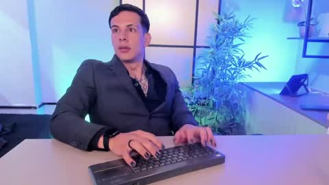Snapshot of dustin_sonne chatting on June 7, 3:32 am Dustin Sonne online show from June 7, 3:32 am