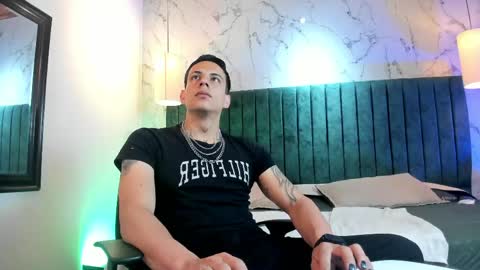 Snapshot of dustin_sonne chatting on June 8, 3:29 am Dustin Sonne online show from June 8, 3:29 am