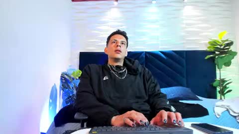 Snapshot of dustin_sonne chatting on June 15, 3:31 am Dustin Sonne online show from June 15, 3:31 am