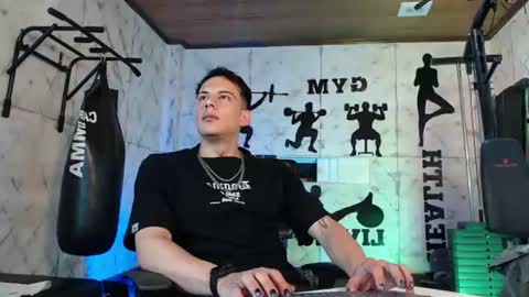 Snapshot of dustin_sonne chatting on June 21, 3:31 am Dustin Sonne online show from June 21, 3:31 am