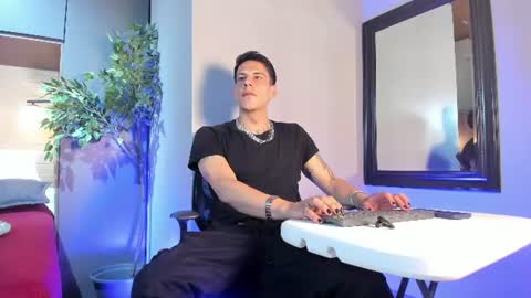 Snapshot of dustin_sonne chatting on June 30, 9:27 pm Dustin Sonne online show from June 30, 9:27 pm