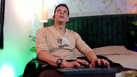 Snapshot of dustin_sonne chatting on July 13, 3:31 am Dustin Sonne online show from July 13, 3:31 am